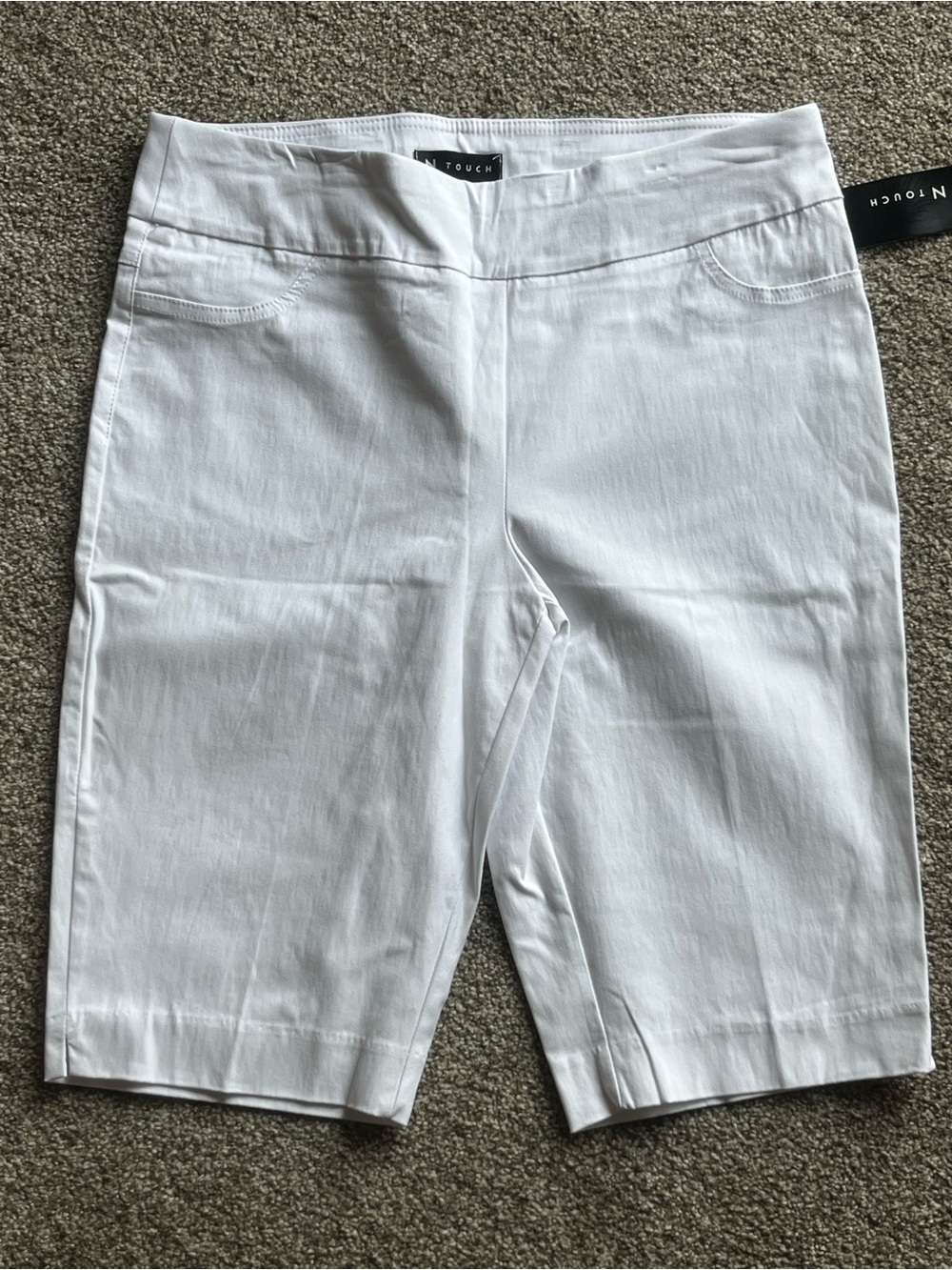 Ladies Medium White Midrise Pull-On Bermuda Shorts by N Touch Brand New